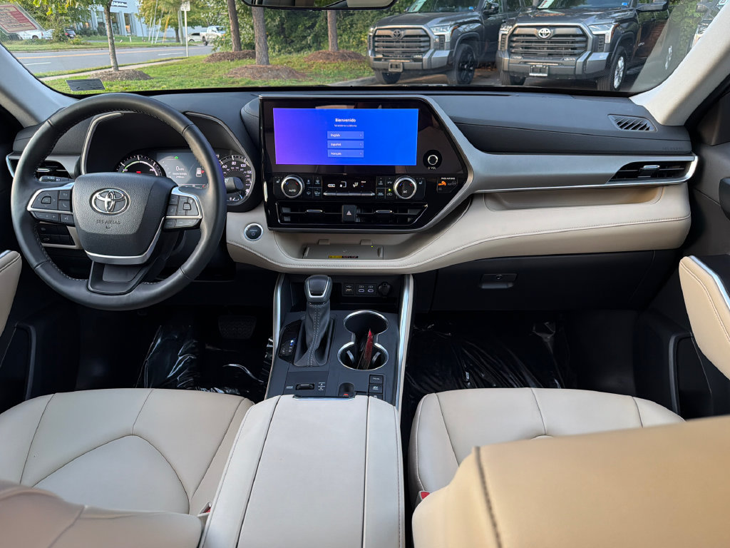 Used 2025 Toyota Highlander XLE AWD/4WD image 18