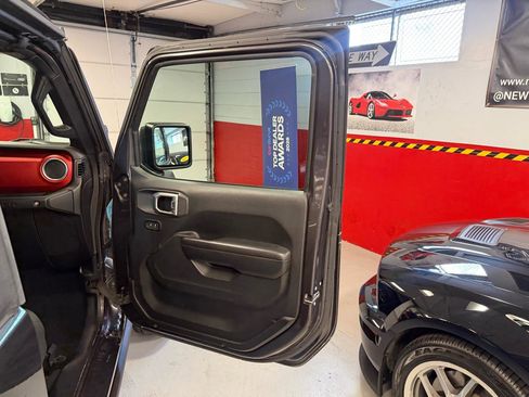 Used 2018 Jeep Wrangler Rubicon AWD/4WD image 40