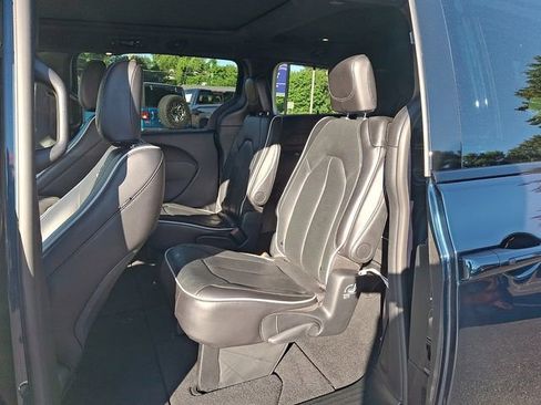 Used 2025 Chrysler Pacifica Limited FWD image 10