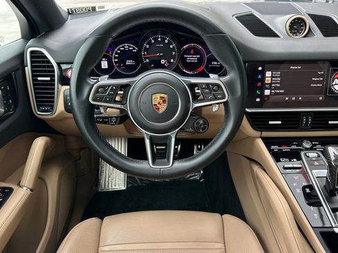 Certified 2022 Porsche Cayenne Platinum Edition image 14