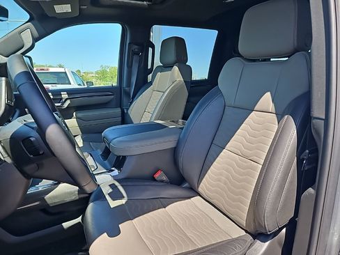 Used 2025 Chevrolet Silverado 2500 ZR2 w/ Technology Package AWD/4WD image 13