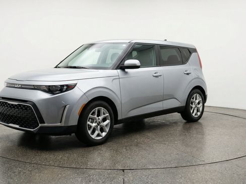 Used 2025 Kia Soul LX w/ LX Technology Package FWD image 3