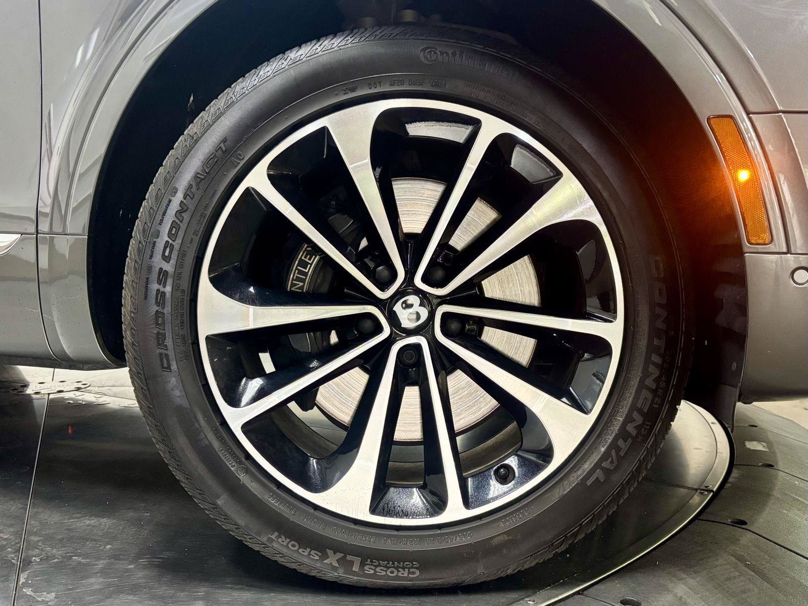 Used 2018 Bentley Bentayga AWD/4WD image 12