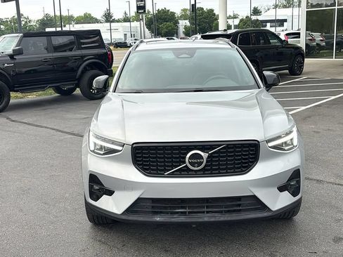 Certified 2025 Volvo XC40 B5 Plus AWD/4WD image 5