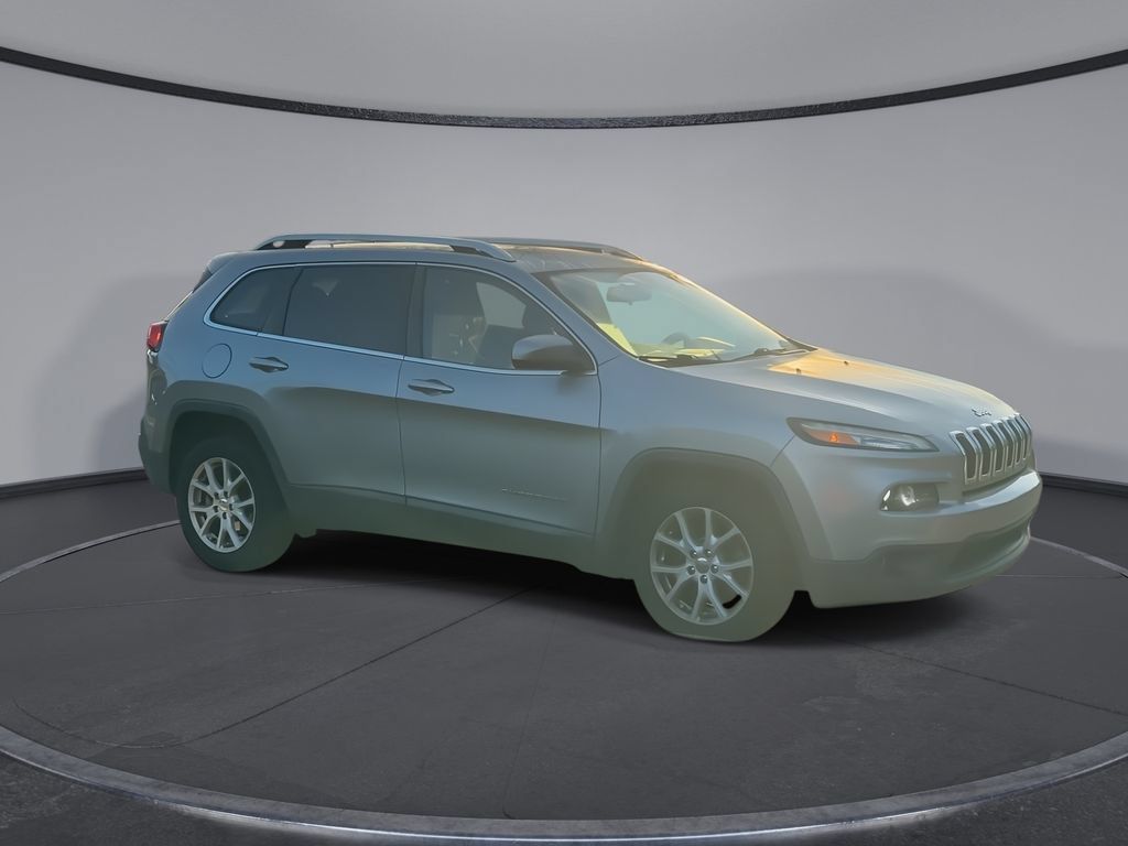 Used 2017 Jeep Cherokee Latitude FWD image 2