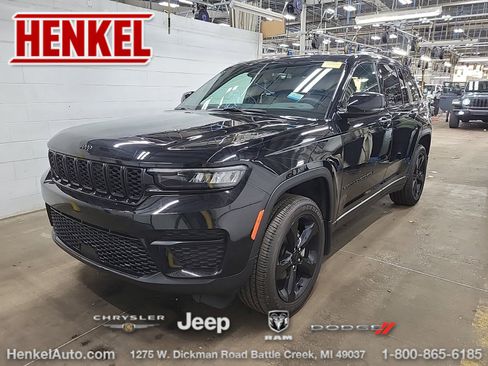 Used 2025 Jeep Grand Cherokee Altitude AWD/4WD image 1