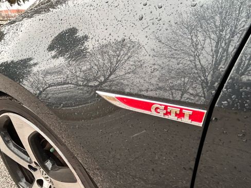 Used 2017 Volkswagen GTI SE image 10