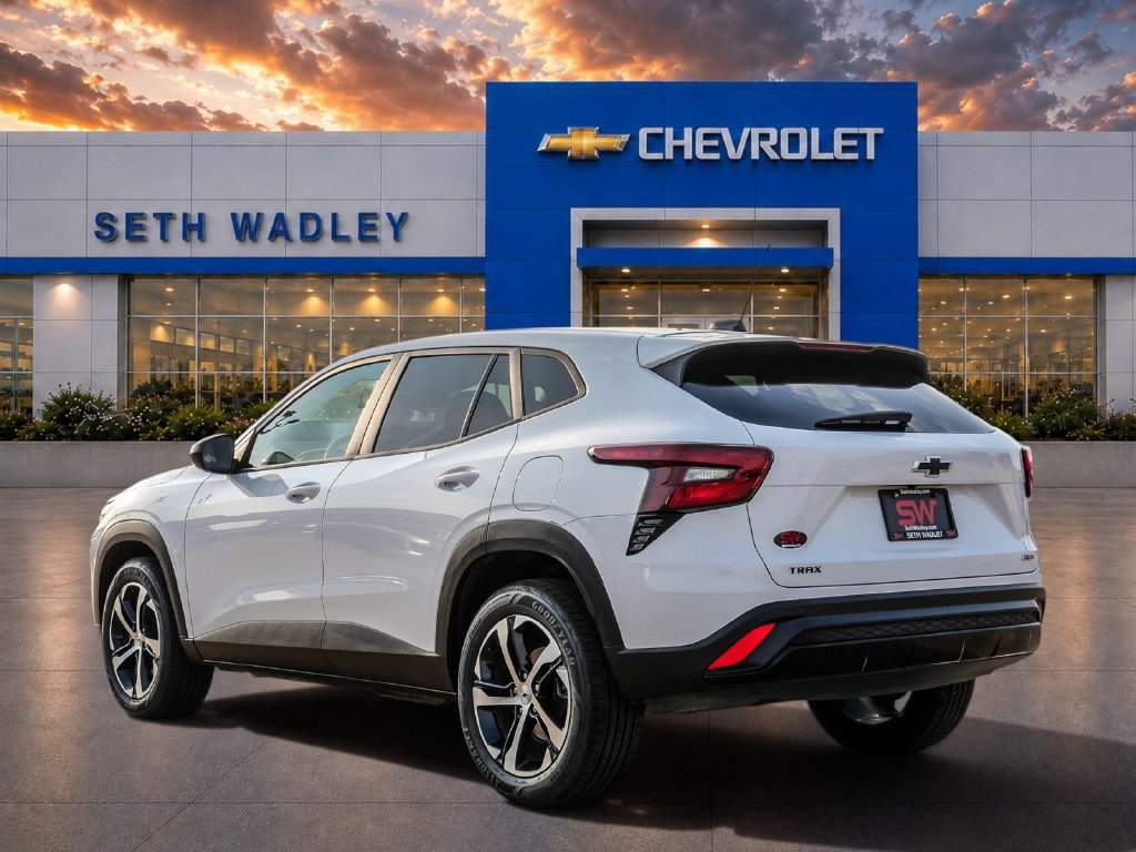 Used 2025 Chevrolet Trax RS w/ Sunroof Package FWD image 5