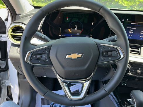 Used 2025 Chevrolet Trax LT w/ Driver Confidence Package FWD image 13