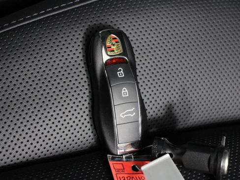 Certified 2026 Porsche Macan AWD/4WD image 34