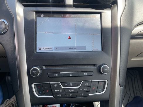 Used 2018 Ford Fusion SE w/ Fusion SE Technology Package FWD image 9