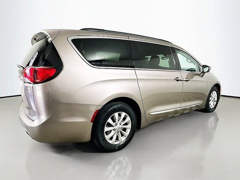 Used 2017 Chrysler Pacifica Touring-L FWD image 7