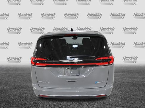 Used 2025 Chrysler Pacifica Select image 8