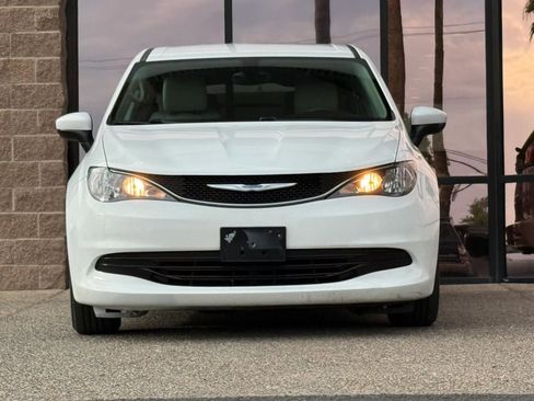 Used 2017 Chrysler Pacifica Touring FWD image 19