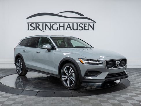New 2026 Volvo V60 B5 Cross Country Plus w/ Climate Package AWD/4WD image 3