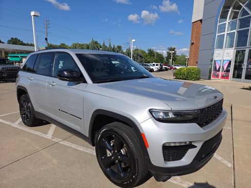 Certified 2024 Jeep Grand Cherokee Limited w/ Luxury Tech Group II AWD/4WD image 3