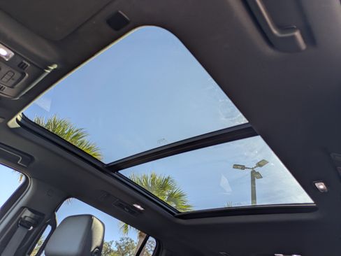 Certified 2023 Chevrolet Suburban Z71 w/ Luxury Package image 24