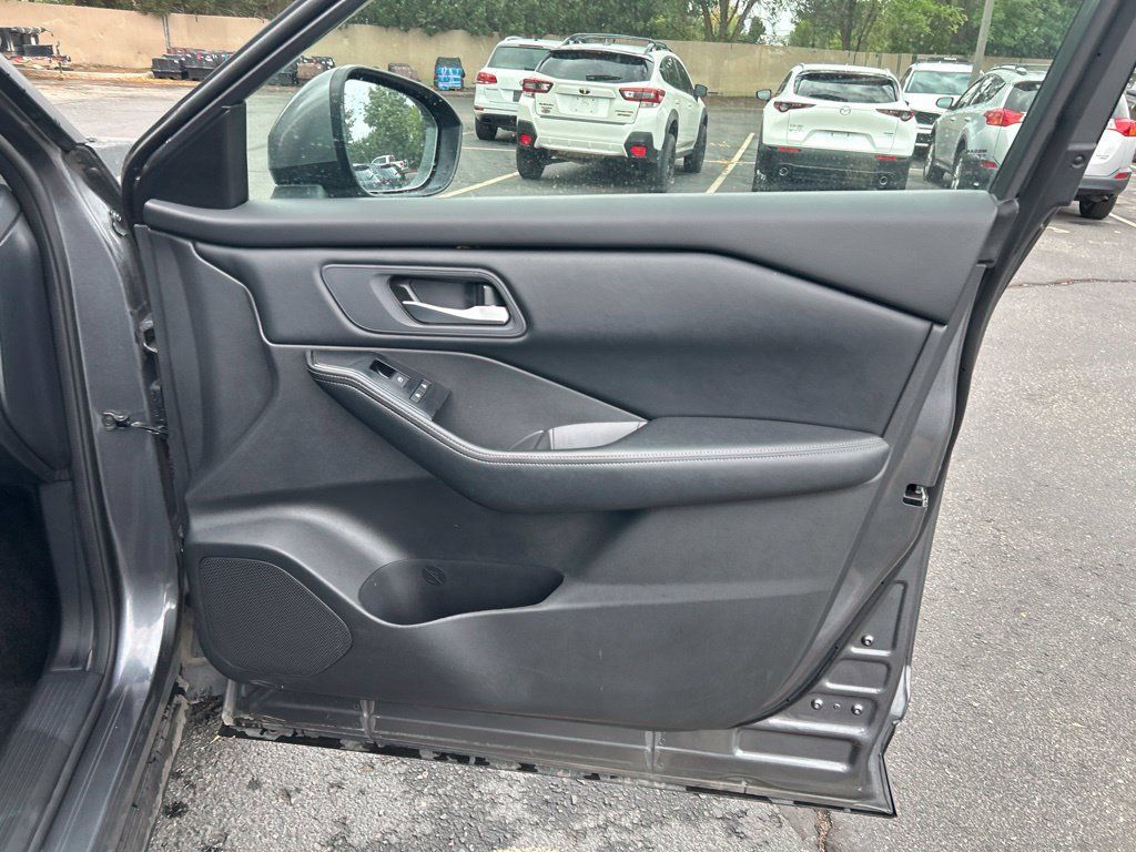 Used 2025 Nissan Rogue SV AWD/4WD image 14