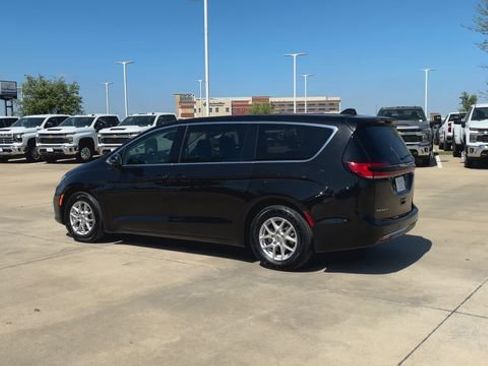 Used 2024 Chrysler Pacifica Touring-L image 6