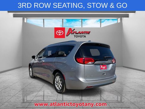 Used 2020 Chrysler Pacifica Touring-L image 4