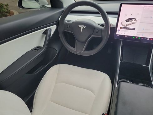 Used 2020 Tesla Model 3 Standard Range Plus image 10
