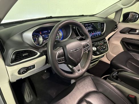 Used 2024 Chrysler Pacifica Touring-L image 16