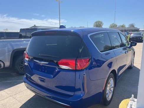 Used 2018 Chrysler Pacifica Touring Plus w/ Tire & Wheel Group FWD image 5