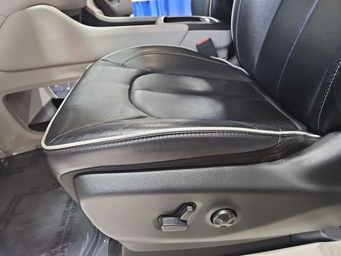 Used 2023 Chrysler Pacifica Limited w/ Uconnect Theater Family Group image 34