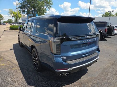 Certified 2025 Chevrolet Suburban High Country AWD/4WD image 3