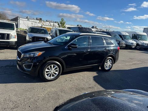 Used 2018 Kia Sorento LX Sport Utility 4D image 4
