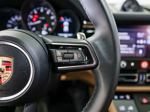 Certified 2025 Porsche Macan image 16