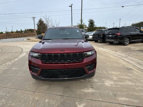 Used 2024 Jeep Grand Cherokee Altitude image 3