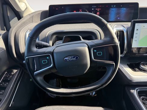 Used 2025 Ford Expedition Platinum image 12