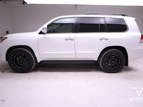 Used 2013 Lexus LX 570 4WD w/ Preferred Accessory Pkg image 2