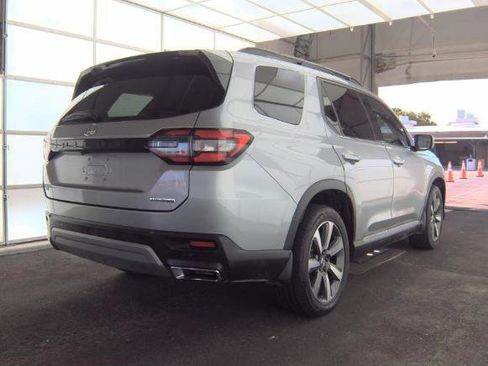 Used 2024 Honda Pilot Touring image 7