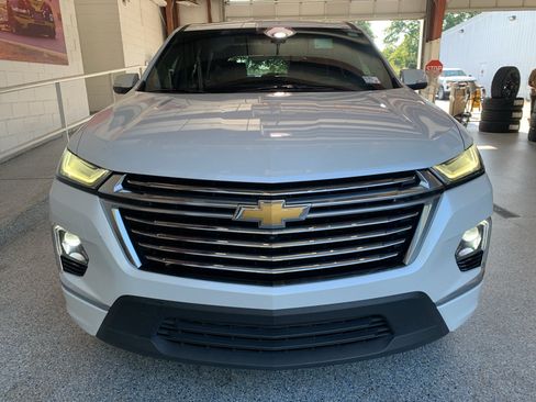 Used 2023 Chevrolet Traverse Premier FWD image 2