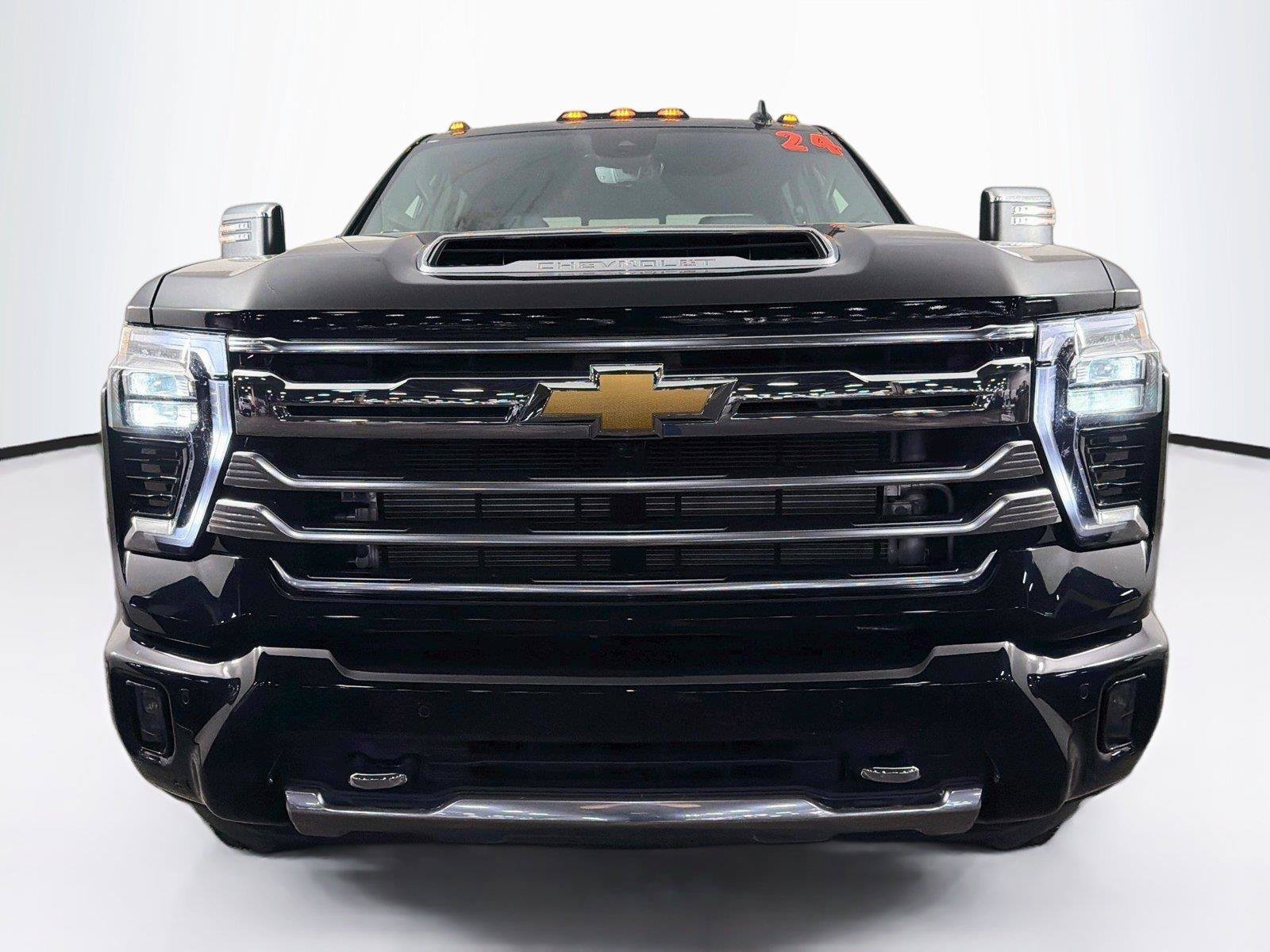 Used 2024 Chevrolet Silverado 3500 High Country w/ High Country Premium Package AWD/4WD image 6