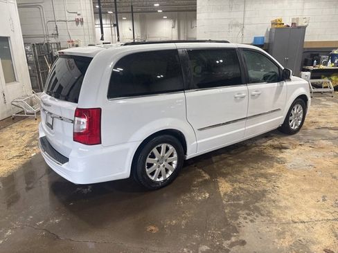 Used 2016 Chrysler Town & Country Touring image 3