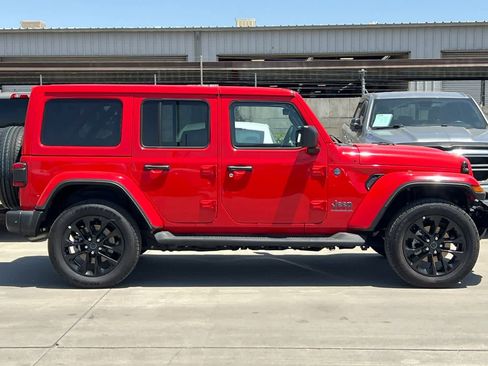 Used 2025 Jeep Wrangler Unlimited Sahara AWD/4WD image 9