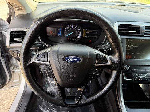 Used 2018 Ford Fusion SE w/ Fusion SE Technology Package FWD image 16