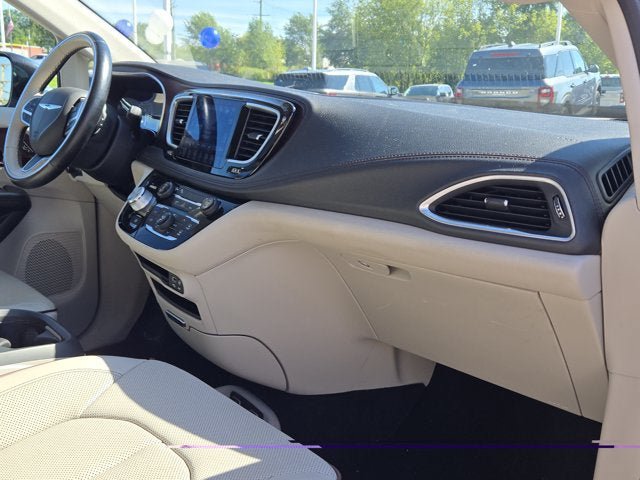 Used 2017 Chrysler Pacifica Limited FWD image 6