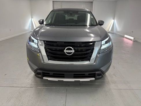 New 2025 Nissan Pathfinder SL image 2