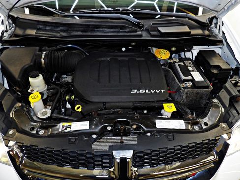 Used 2018 Dodge Grand Caravan SE w/ UConnect Hands-Free Group image 21