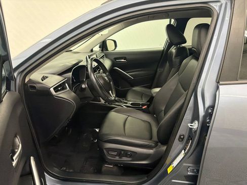 Used 2025 Toyota Corolla Cross XLE FWD image 9