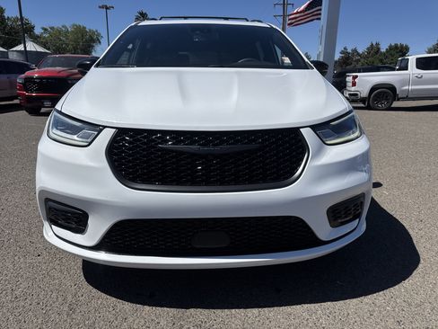 Used 2025 Chrysler Pacifica Limited FWD image 8