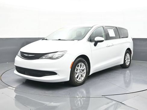 Used 2022 Chrysler Voyager LX FWD image 3