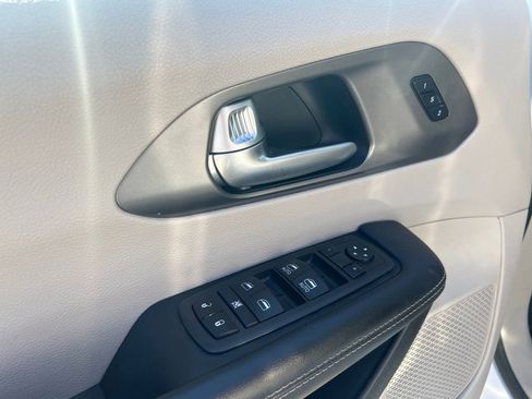 Used 2024 Chrysler Pacifica Select image 16