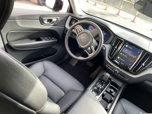 Used 2025 Volvo XC60 B5 Plus image 23