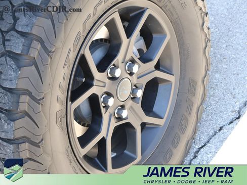 Used 2024 Jeep Wrangler Unlimited AWD/4WD image 38