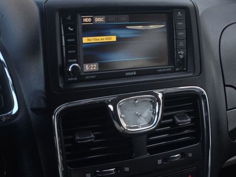 Used 2015 Chrysler Town & Country Touring image 21